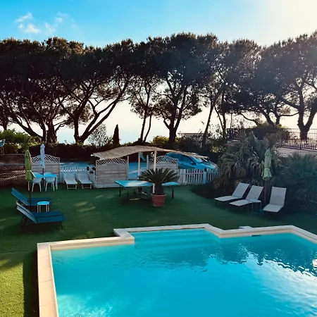 Ioli Vesuvio 4* إيركولانو